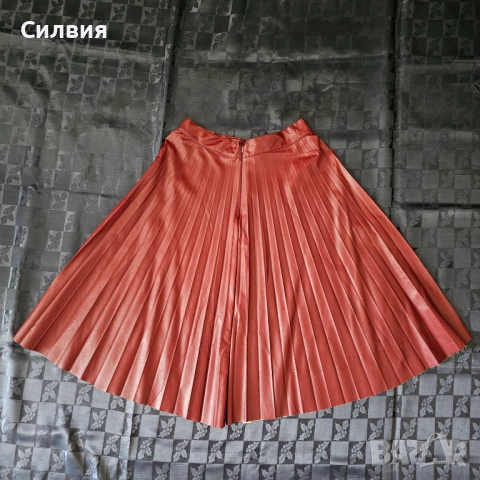 Нова червена кожена плисирана пола с етикет солей "Bebe Plus" М размер, снимка 2 - Поли - 52409865