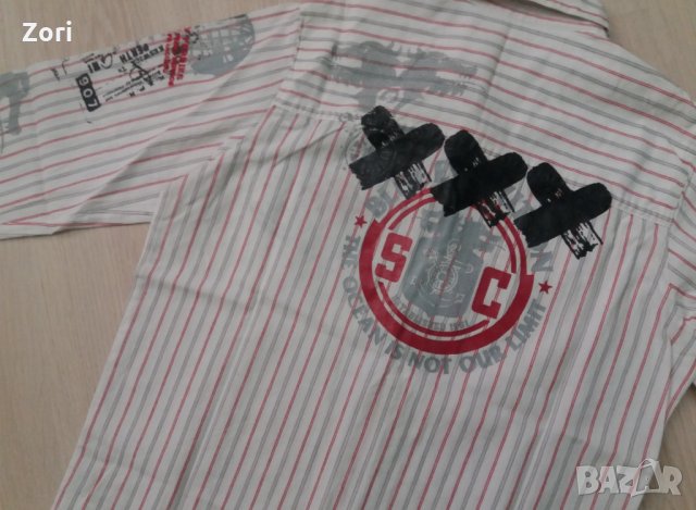 СТРАХОТНА риза вталена в бяло-сиво-червено райе и щампи по ръкавите и гърба, снимка 4 - Детски ризи - 31274918