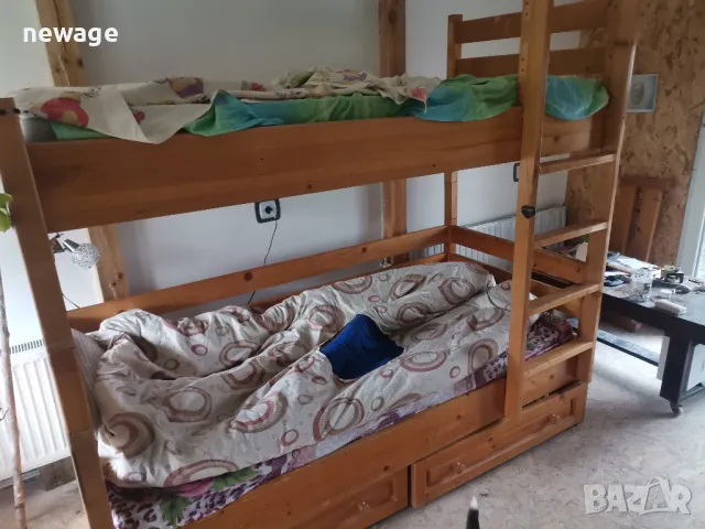 Масивно дървено двуетажно легло с чекмеджета и матраци