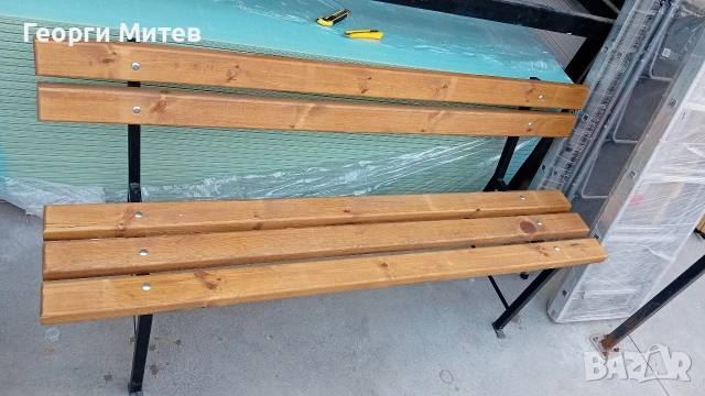 пейки със метални крачета 