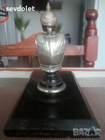 Старинно умалено копие на рицарски военни доспехи.