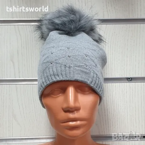 Нова зимна дамска шапка с камъчета отпред и с пух/помпон в светлосив цвят, снимка 4 - Шапки - 48210167