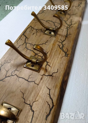 Закачалка за дрехи от орех, с епоксидна смола и светеща боя