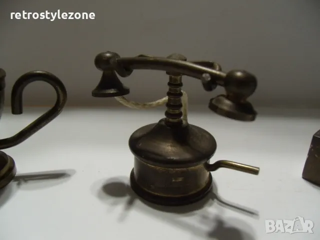 № 7822 три стари малки метални / бронзови фигурки  - грамофон , телефон , лампа / свещник  , снимка 3 - Други ценни предмети - 48605681