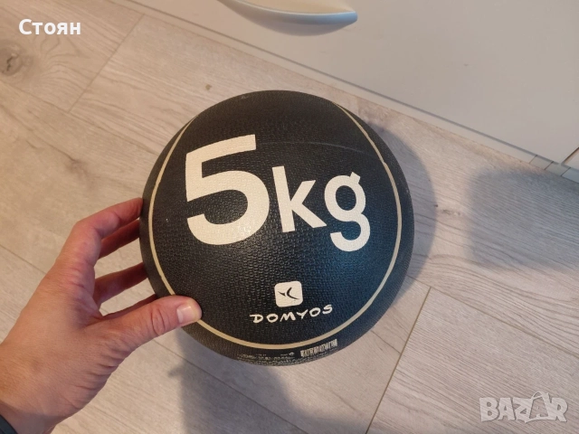 Продавам медицинска топка 5 кг