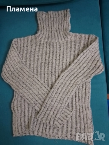 Вълнен пуловер
