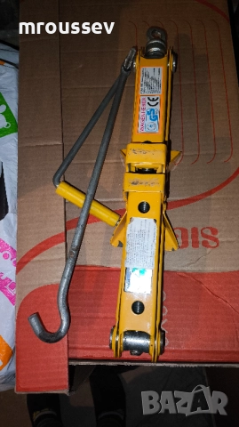 2бр автомобилни крика - маслен и механичен, снимка 3 - Аксесоари и консумативи - 52930412