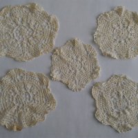 Ръчно плетени на една кука карета и салфетки, снимка 10 - Декорация за дома - 42079141
