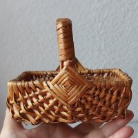 Стара дървена малка сладка плетена правоъгълна кошница с дръжка, снимка 3 - Други - 42335507