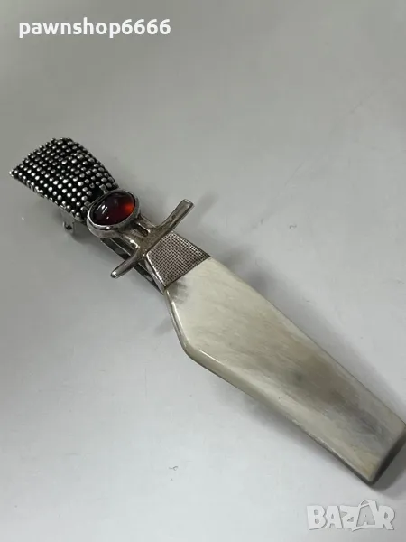 Продавам изискана сребърна фиба, декорирана с естествен корнеол и елемент от рог, снимка 1