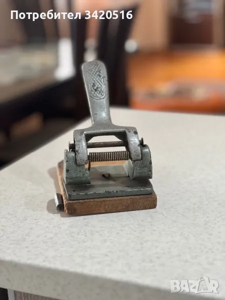 Старинен перфоратор за листи, снимка 1