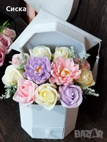 Предлагам ви букети шапка със сапунени цветя за абитуриенти/абсолвенти.               , снимка 15 - Подаръци за жени - 50237598