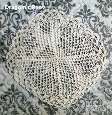 Продавам бяло ръчно плетено каре състояние ново