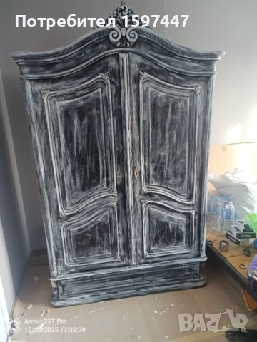 Масивен ретро реновиран гардероб.