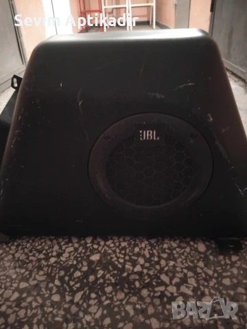 Активен автомобилен субфер JBL 