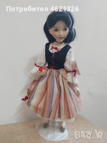 Колекционерска порцеланова кукла Снежанка от колекцията „Героини от приказните гори“ на Diana Effner, снимка 6 - Декорация за дома - 52043963