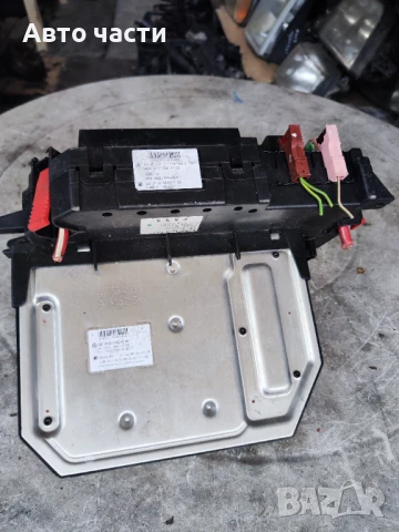 MERCEDES-BENZ S-CLASS W221 КУТИЯ С ПРЕДПАЗИТЕЛИ НА SAM A2215402250 A2215450001