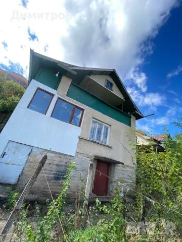 Продавам двуетажна вила с гараж, снимка 1