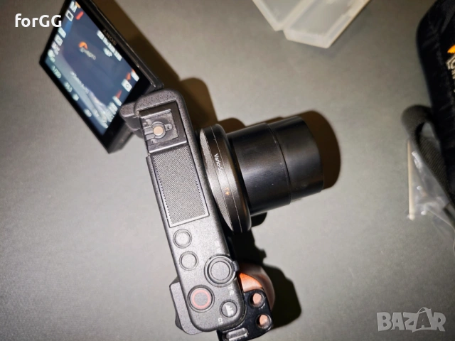 Фотоапарат за влогинг Sony ZV-1 с L грип/бракет SmalRig и екстри, снимка 2 - Фотоапарати - 53927135