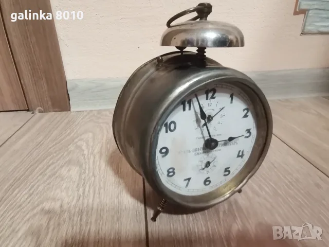 Стар работещ будилник, снимка 3 - Антикварни и старинни предмети - 56465527