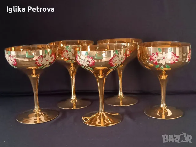 Ретро винтидж чаши на столче 