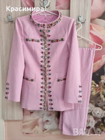 розов костюм с камъни 
