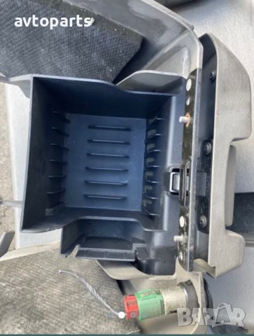 Chrysler voyager 2004година шкафче,поставка чаши и централна конзола, снимка 2 - Части - 40476222