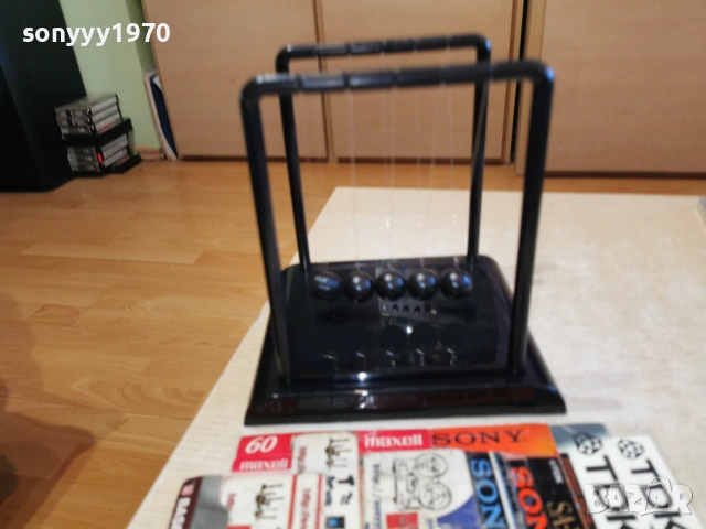 Люлката на Нютон-BLACK 18Х18Х15СМ 1501261032, снимка 2 - Колекции - 53105981