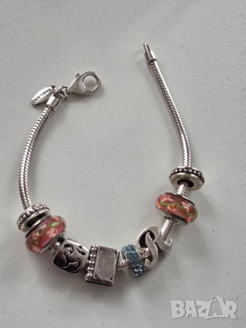 Сребърна гривна с талисмани