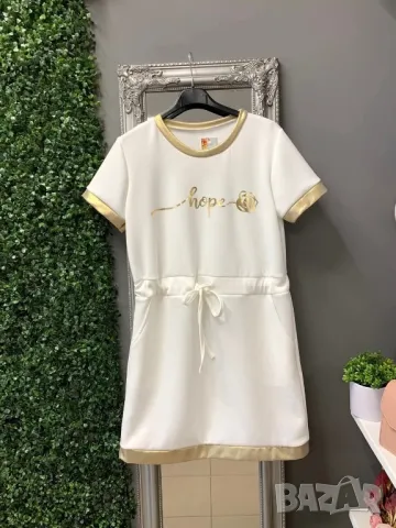 Спортно-елегантни дамски рокли със златисти детайли 