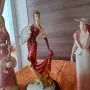 Дама с червена рокля и витрило , снимка 1