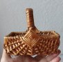 Стара дървена малка сладка плетена правоъгълна кошница с дръжка, снимка 3