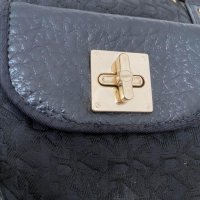 Оригинална дамска чанта DKNY с две дръжки, черен цвят, в добро състояние, снимка 4 - Чанти - 30004901