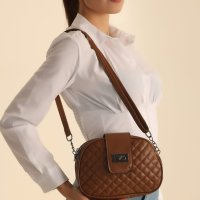 Елегантна дамска ежедневна чанта с три прегради 20х15х8 см., снимка 2 - Чанти - 44397071