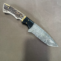 Ловен нож от Дамаска стомана дръжка смола кожена кания, снимка 1 - Ножове - 44014784