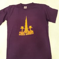 Лилава тениска Бурж Дубай, произведена в Обединените Арабски Емирства , оригинална , златен принт с , снимка 5 - Тениски - 37416372