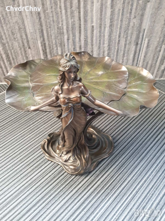 24см-2кг бронзов резин/италианска пиедестална фигурална фруктиера-бонбониера/фигура на фея с лилия, снимка 1