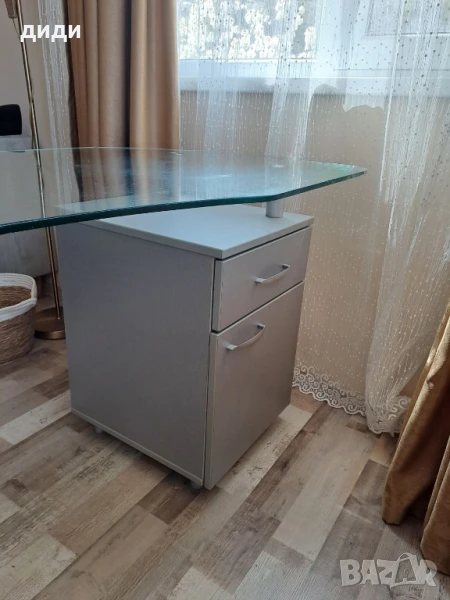 бюро подходящо за маникюр , снимка 1