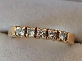 Златни пръстени с камъни и годежни обяви на ТОП цени — Bazar.bg