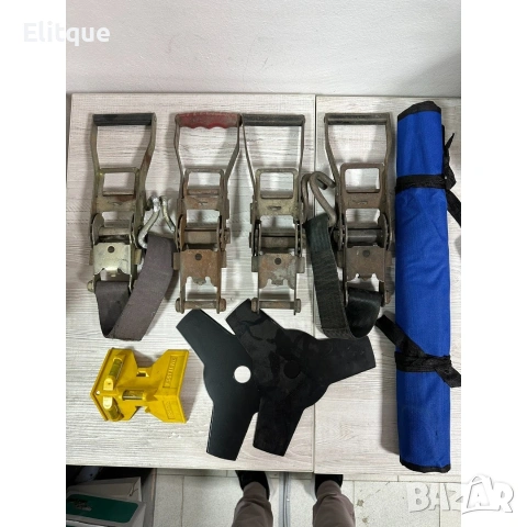 Тресчотки, дискове, нивелир и калъф за ключове.