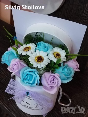 Кутия шапка със сапунени цветя за бъдещи абитуриенти или абсолвенти🎓, снимка 3 - Подаръци за жени - 40417077