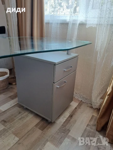 бюро подходящо за маникюр 