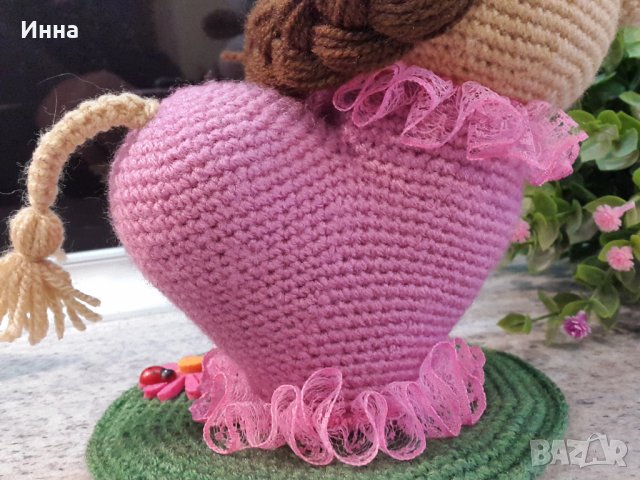 Подарок ”Влюбена кравичка”, Плетена играчка, Ръчно изработена, Перфектен подарък , снимка 5 - Романтични подаръци - 31569226