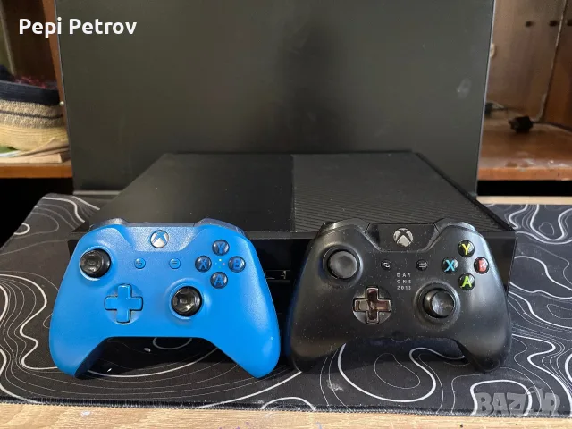 Продавам xbox one с два джойстика