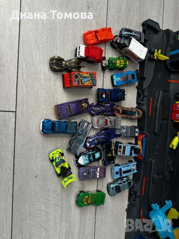 Мега гараж на Hot wheels с дракон + колички, снимка 6 - Коли, камиони, мотори, писти - 54016749