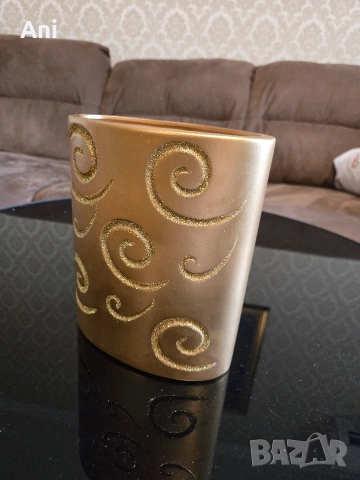 Златна ваза с брокат