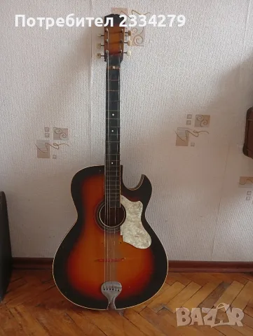 Стара акустична, класическа китара.