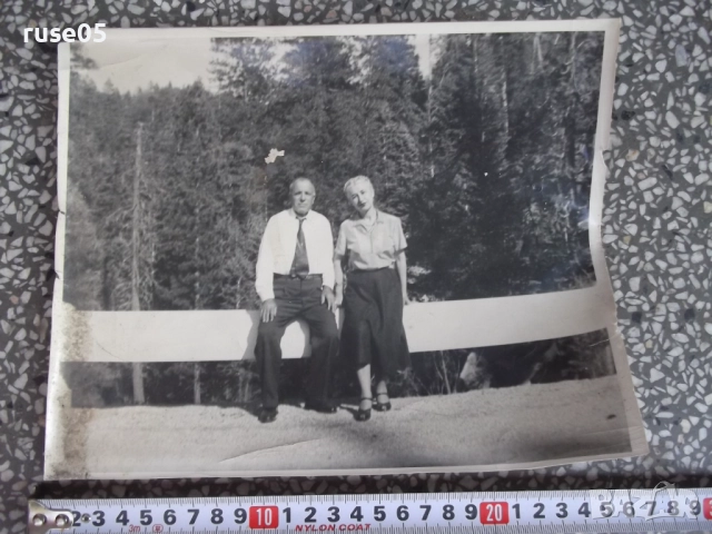 Снимка стара на българи облегнати на мантинелата в Америка