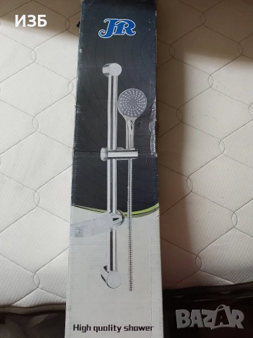 Душ комплект с тръбно окачване, предназначен за монтаж в баня. 