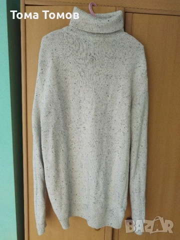 Продавам мъжки бял пуловер